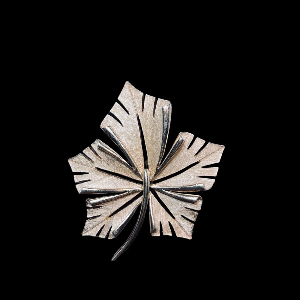 Vintage Crown Trifari Brushed Gold Tone Oak Leaf Brooch (5005)